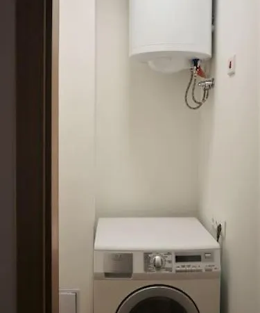 Apartment Centrally Located , Brand New, Cozy With Parking *